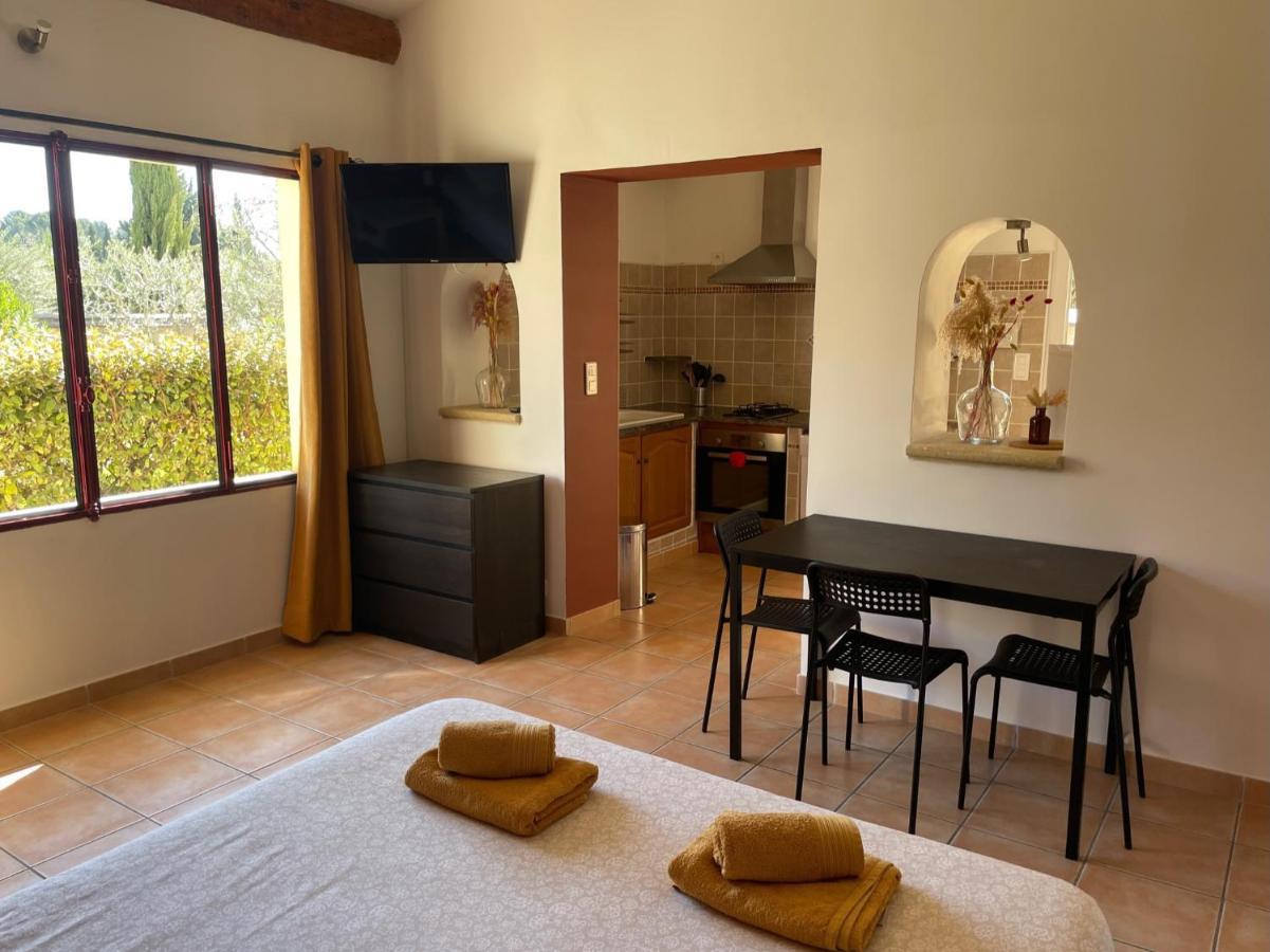 Les Célestins - Studios indépendants Carpentras Extérieur photo